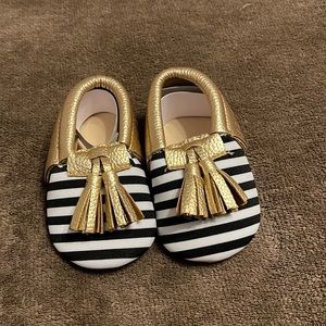 🔴 NWOT Striped Cloth and Gold Leather Tassel Moccasin Crib Shoes